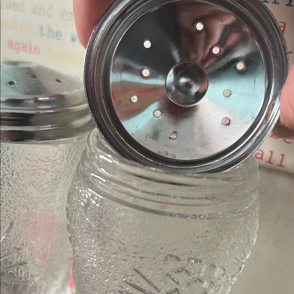 Premium Vintage Tiara Ponderosa Glass Salt and Pepper Shakers - Picture 4 of 6